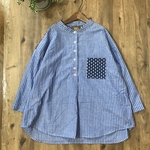 限定1点::cottonリネン:ストライプブルー::ゆったりスタンドカラーシャツ:8分丈袖:アンティークイニシャル付き