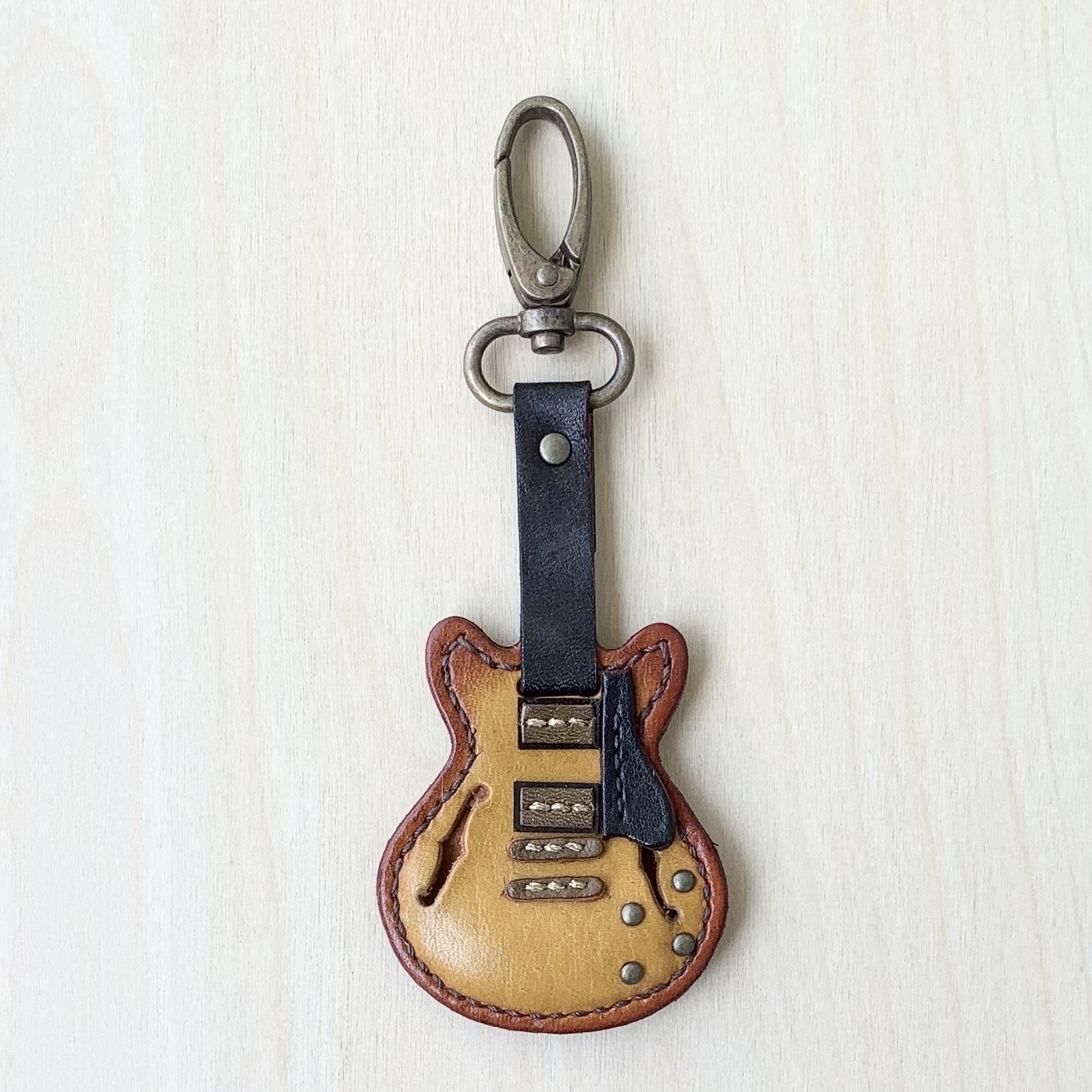 本革キーホルダー セミアコオーカー - straycat8823 | minne byGMO