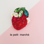 白花といちごの実のビーズ刺繍ブローチ