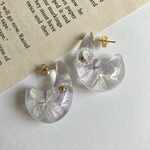 〖訳あり/ピアス(ｱﾚﾙｷﾞｰ非対応)〗ﾐｽﾞﾉｳﾂﾜ ( 紫陽花 淡い パープル ホワイト あじさい ドライフラワー クリア ぷっくり ピアス 雨 梅雨 大振り いびつ フープ 雫 Ｃ型 個性的 )