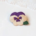 [受注制作]  パンジーの刺繍ブローチ（オフホワイト×紫）