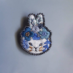 【Flower series】碧いうさぎの刺繍ブローチ