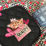 1580→1480円飾るカフェマット/茶トラ兄弟ピンク&ピンクハートいっぱい小花バンダナQUALITY/リボン猫ちゃん兄弟英字アップリケデニムキルティング