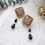 ビーズ刺繍＊ブラウン水面カボションブラック雫チャームピアス⌘