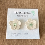 白いお花のピアス(陶器)／イヤリング ※チタンポスト