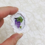 ミニチュアサイズ　額に入ったブドウの刺繍絵画（Embroidery-Box） 536