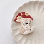 キノコにつかまる猫の刺繍ブローチ