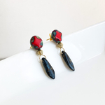 ダイヤ柄とダガー 赤黒ピアス
