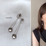 ✴︎NEW!✴︎シルバーデザインチャームがチェーンから揺れるフープピアス【チタンピアス】