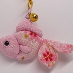 ちりめん根付け　金魚 (ピンク)