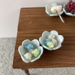 ミニチュア　花型小鉢に入った金平糖