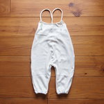 白リブニットのサロペットロングパンツ