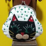 黒猫さんの刺繍入大きめがま口①