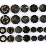 メーカー廃番品　ヴィンテージ　ジルコニア入　アンティークボタン　ダークグリーン系３７　（１６組３２個）　bt6-37