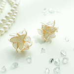 ～リンドウ～秋の花ピアス・クリームホワイト×パールホワイト