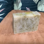 髪にボリュームが出ます　黒みつとスギナローズマリーのスッキリシャンプーせっけん