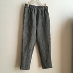 墨染リネンで作ったテーパードパンツ