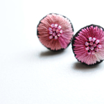 ＜Stella～遊び好きの星～＞刺繍イヤリング◎ストロベリーイヤリング◎いちご色/ピンク