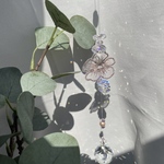 お花の刺繍がアクセント🌸サンキャッチャー✨　