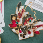 （A）カードゲームの蝶とトランプのブローチ（Brooch of Stained glass butterfly 〜black jack〜） 