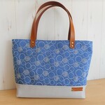 デニム刺繍　ドット　ライトブルー＆本革のマチ広トートバッグ　
