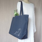 伸びる猫刺繍　大きめトートバッグ　ツイル地ネイビー　秋冬にもぴったりニュアンスカラー　名入れ可