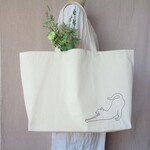 伸びる猫刺繍　大きめトートバッグ　帆布生成　名入れ可