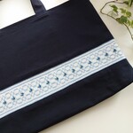 meiko-chan様ご専用スモッキング刺繍のレッスンバック　　バリオンのお花の刺繍　紺