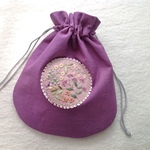 【訳あり　色むらあり】リネンと刺繍の野の花きんちゃく