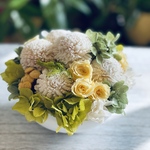 新作：コロンと可愛らしいマムとバラのアレンジ　rinoka （りのか）プリザーブドフラワー　敬老の日　結婚祝い　誕生日　新築祝い　退職祝い　送別祝い　開店祝い　仏花　お供え