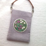 リネンと刺繍の野の花バネ口スマホケース