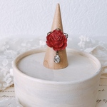 深紅の薔薇とクリスタルのリング