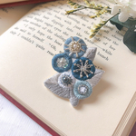 華やかBlue丸花とパールのビーズ刺繍ブローチ