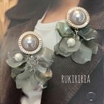 RUKIRIRIA #588 シルバーパール×グリーン花びらピアス  大ぶりピアス 大ぶりイヤリング 