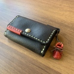 ＊カードも入る革のコインケース＊黒×ポイントに赤＊ミニブーツ付き・シンプル＊小銭入れ＊レザー