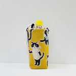 おでかけ猫さんのペットボトルカバー　山吹色