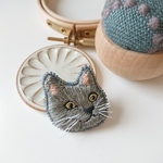 ねこの刺繍ブローチ グレー
