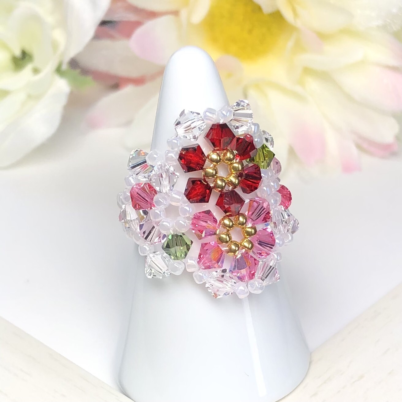 気持ちを明るく》スワロフスキー 花束 ビーズリング〜レッド&ピンク