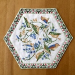 鳥とイチゴと蜂の六角形パッチワークキルトマット、バードマグラグ、テーブルマット、Wild birds and strawberries mug rug, snack mat, doily