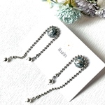 ブルーグリーンの花びらのボールチェーンピアス　