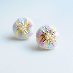 ＜Stella～遊び好きの星～＞刺繍イヤリング◎ミルクレインボー×ホワイト/虹白×金色