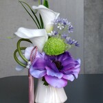 ~カラーとアネモネの仏花（紫色)①