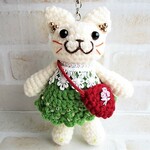 お散歩猫さん☆2021～秋色ワンピ【白猫・抹茶】ストラップ