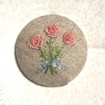 ミニバラの花束くるみボタン刺繍ヘアゴムorブローチ