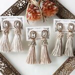 アンティーク調のきらきらビジューと大ぶりタッセルのピアス・イヤリング