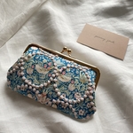 【ラスト1点】仕切りがま口♩strawberry thiefにタンバリンの刺繍、ブルー✨ミナペルホネンの生地を使用して