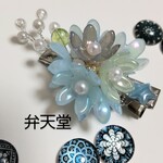 【弁天堂】「くすみブルーの小花ヘアクリップ」夏にも冬にも合うかんざし風の淡いブルー