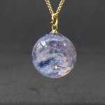 ブルーのキラキラ輝く宇宙玉レジンの球体ネックレス
