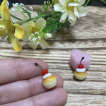 新作！！ミニチュア★さくらんぼのカップケーキのピアス/イヤリング 
