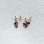 秋 リス & どんぐり アシンメトリー ピアス 樹脂フックピアス / 樹脂イヤリングへ変更可能